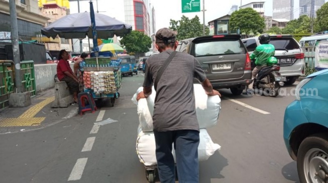 Penampkan kuli angkut barang di Pasar Tanah Abang, Jakarta Pusat. (Suara.com/M Iqbal)