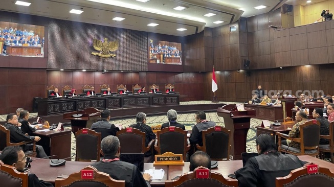 Uji Materi UU Cipta Kerja: MK Tegaskan Perusahaan Wajib Utamakan Tenaga Kerja Indonesia Ketimbang TKA