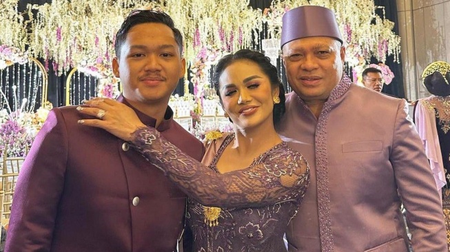 Azriel Hermansyah, Kris Dayanti, dan Raul Lemos. (Instagram/krisdayantilemos)