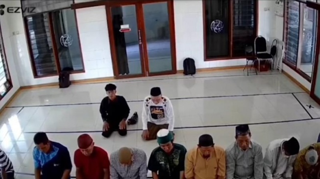 Nyolong Tas Jemaah saat Sujud, Maling Pura-pura Salat Disumpahi: Tuhan akan Membalasnya Secara Keji!