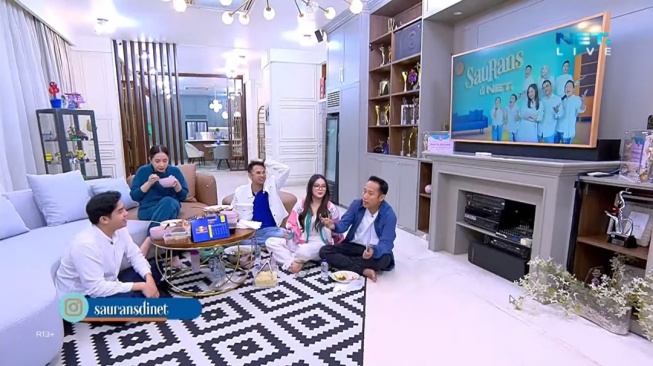 Raffi Ahmad Lesehan Ngobrol dengan Tamu, Etika Nagita Slavina Duduk di Kursi Jadi Omongan