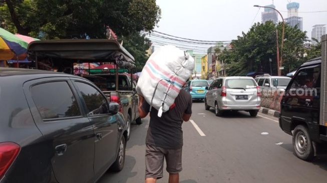 Keluhan Kuli Panggul Pasar Tanah Abang, Rezeki Makin Seret Imbas Gempuran Toko Online: Kalau Sekarang Mah Susah