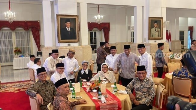 Presiden Jokowi gelar bukber dengan Wapres Maruf Amin dan jajaran menteri di Istana Negara. (Suara.com/Novian)