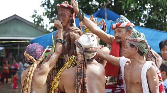 Ngawat, Prosesi Meminta Bantuan pada Roh dalam Upacara Belian Bawo