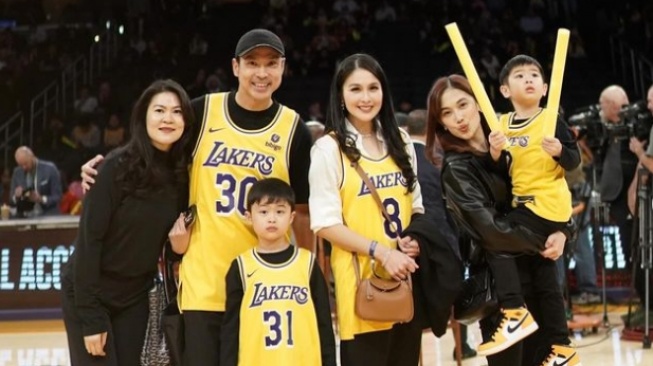 Nonton LA Lakers, Harvey Moeis Hamburkan Rp2 M Demi Tawa Sandra Dewi dan Anak-anak [Instagram]