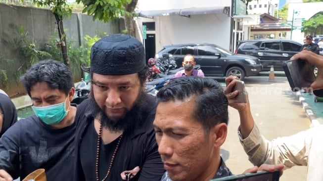 Penampilan Ammar Zoni saat dilimpahkan ke Kejaksaan Negeri Jakarta Barat atas kasus penyalahgunaan narkoba, Kamis (28/3/2024). [Suara.com/Adiyoga Priyambodo]