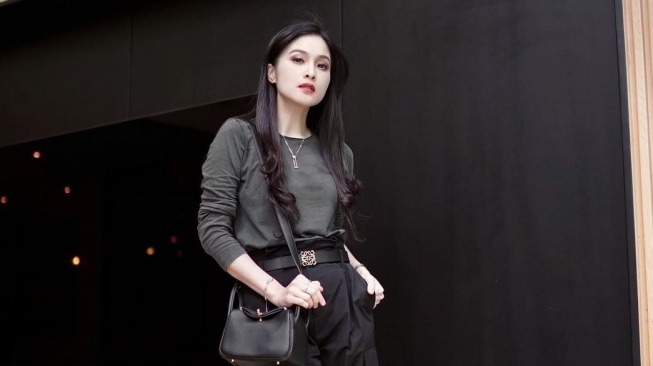 Sandra Dewi saat berpose di salah satu sudut ruangan dalam promosi barang. (Instagram/@sandradewi88)