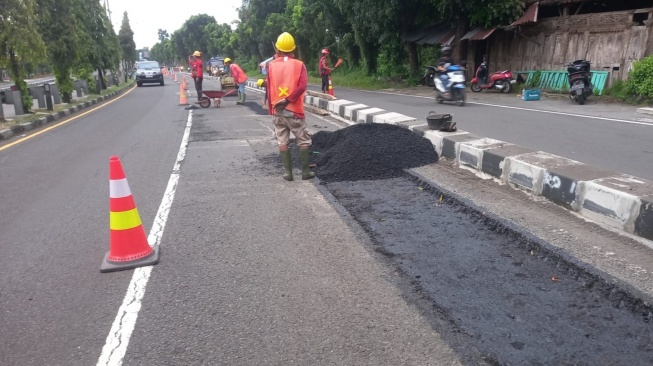 Dukung Kelancaran Mudik Lebaran 2024, Pengelola Tol Jogja-Solo Seksi 2 Tambal Titik Berlubang di Ring Road Trihanggo