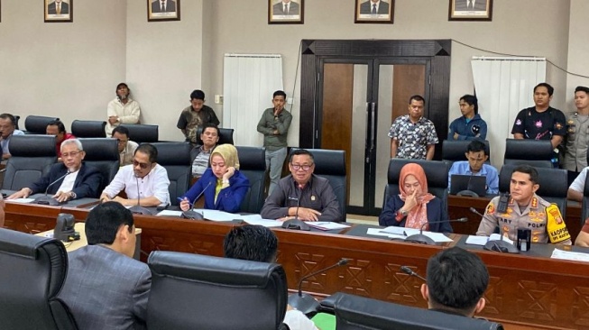 Suasana rapat dengar pendapat di Kantor DPRD Provinsi Kaltim terkait kelanjutan kasus kematian jasad wanita di Gudang Kimia Farma Samarinda. [kaltimtoday.co]