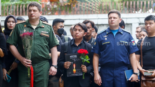 Massa saat mengikuti aksi doa bersama untuk Tragedi Moskow di Kedutaan Besar Rusia, Jakarta, Jumat (29/3/2024). [Suara.com/Alfian Winanto]