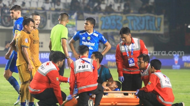 Gelandang Persib, Beckham Putra Nugraha, terkapar usai ditekel pemain Bhayangkara FC [Suara.com/Rahman]