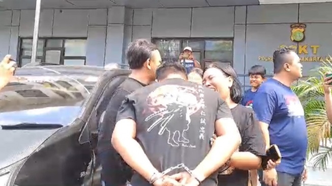 Kasus Pemerasan Penumpang Grab Car Rp100 Juta, Tangis Keluarga Pecah Saat Michael Digelandang Polisi