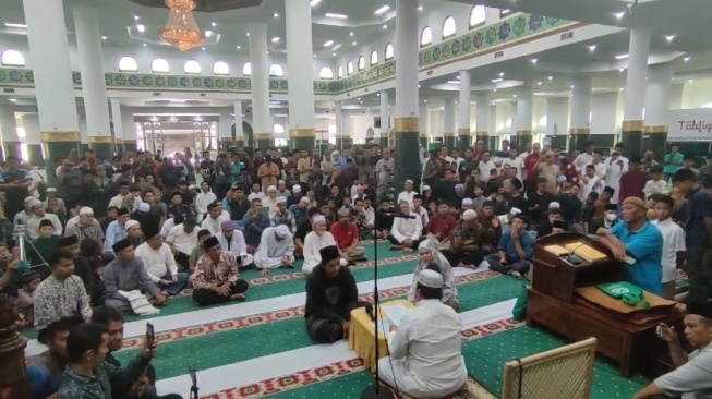 Dua Warga Pekanbaru Masuk Islam, Lafazkan Syahadat di Masjid Agung Annur