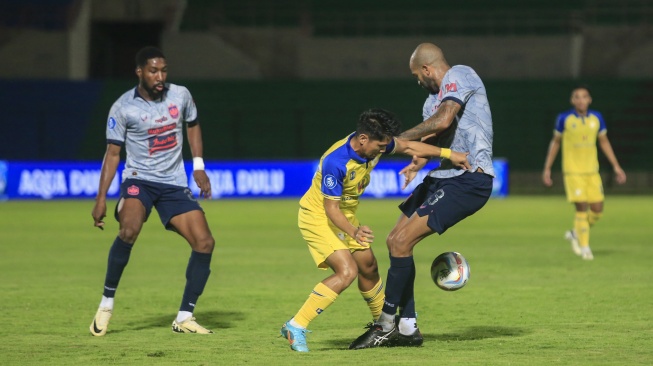 Pesepak bola Barito Putera Natanael Ringo (kedua kiri) berebut bola dengan pesepak bola PSIS Semarang Lucas Gama (kanan) pada pertandingan Liga 1 di Stadion Sultan Agung, Bantul, DI Yogyakarta, Jumat (29/3/2024). ANTARA FOTO/Hendra Nurdiyansyah/tom. 