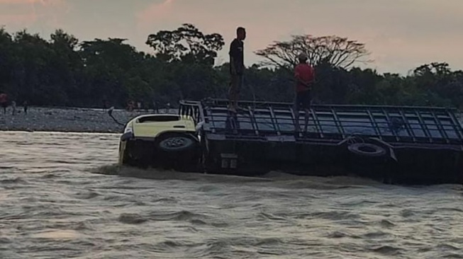 Truk Pengantar Beras di Kupang Terjebak di Tengah Sungai, Sopir Keluar Minta Tolong