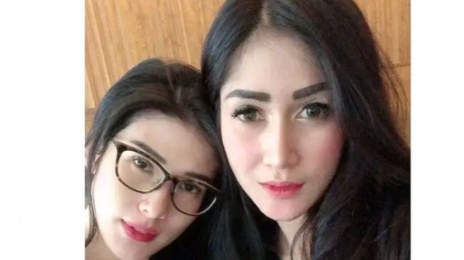 Potret kedekatan Stevie Agnecya dengan Icha Annisa sebelum ramai soal santet. (TikTok/ @gosip4u)