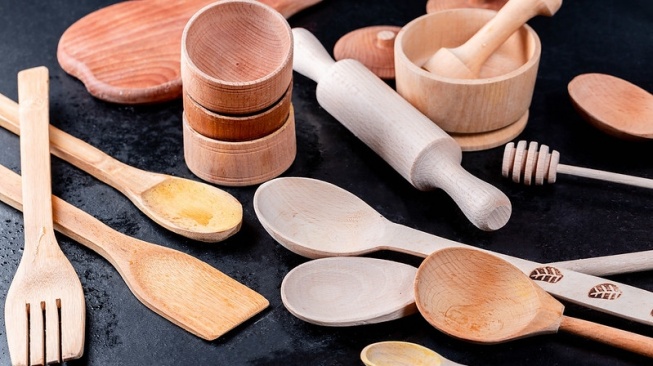 Ilustrasi kitchen utensils atau perlengkapan masak berbahan kayu. (Flickr/Marko Verch)