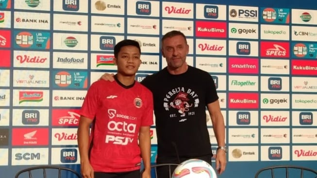 Pelatih Kepala Persija Jakarta Thomas Doll (kanan) berfoto bersama bek Persija Rio Fahmi di sela jumpa pers H-1 laga melawan Bali United di Stadion Kapten I Wayan Dipta, Kabupaten Gianyar, Bali, Jumat (29/3/2024) ANTARA/Dewa Ketut Sudiarta Wiguna