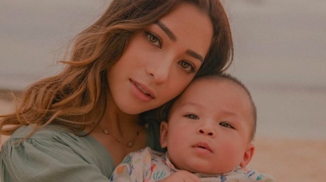 Sambil Tertawa Kegirangan, Baby Izz Ungkap Ibunya Nikita Willy Kalah Cantik dari Orang Ini