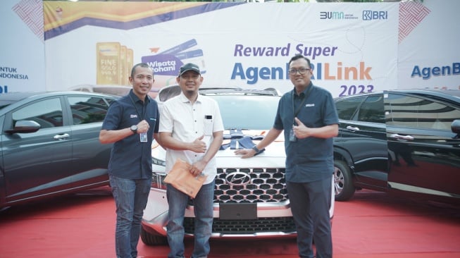 Jaga Loyalitas, Tiga Agen BRILink Dapat Hadiah Mobil dari BRI