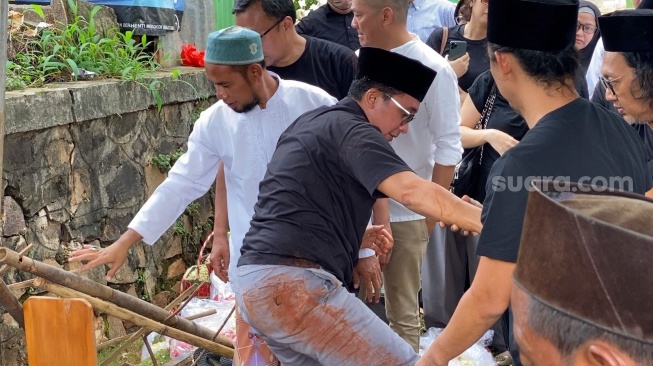 Suasana pemakaman presenter Hilbram Dunar di TPU Tanah Kusir, Jakarta, Minggu (31/3/2024). [Suara.com/Adiyoga Priyambodo]