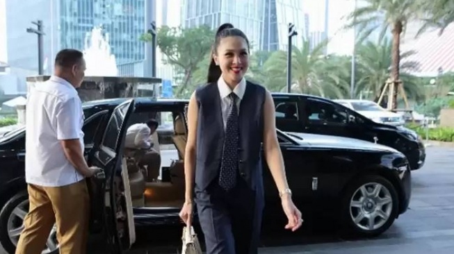 Sandra Dewi menebar senyum setelah turun dari mobil Rolls-Royce Ghost (Instagram/@sandradewi88)