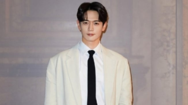 Karisma yang Menyala, Penampilan Minho SHINee di Fashion Show Roma Banjir Pujian