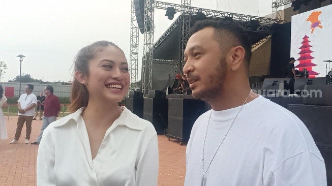 Giring Ganesha dan istri ditemui di BSD, Tangerang Selatan pada Sabtu (30/3/2024). [Suara.com/Rena Pangesti]