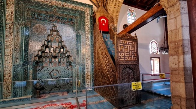 seni mihrab di masjid Beyehir Erefolu di Konya, Turki [suara.com/elizagusmeri]