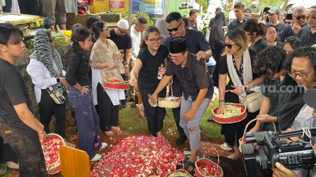 Suasana pemakaman presenter Hilbram Dunar di TPU Tanah Kusir, Jakarta, Minggu (31/3/2024). [Suara.com/Adiyoga Priyambodo]