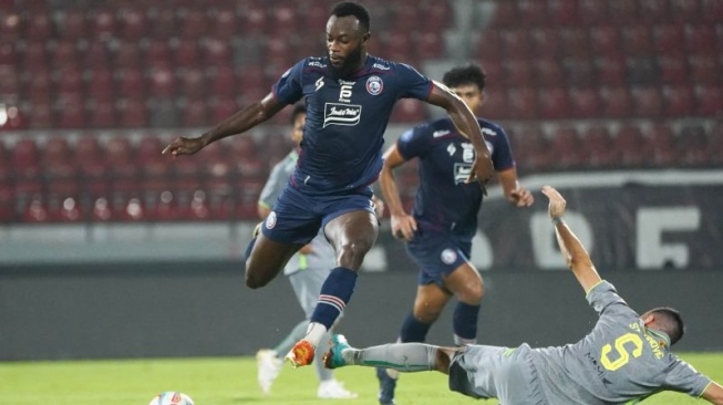 Pesepakbola Arema FC Charles Lokolingoy dalam pertandingan Liga 1 2023/2024 melawan Persebaya Surabaya di Stadion Kapten I Wayan Dipta, Gianyar, Bali, Rabu (27/3/2024). ANTARA/HO-MO Arema FC.