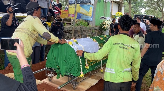 Suasana pemakaman presenter Hilbram Dunar di TPU Tanah Kusir, Jakarta, Minggu (31/3/2024). [Suara.com/Adiyoga Priyambodo]