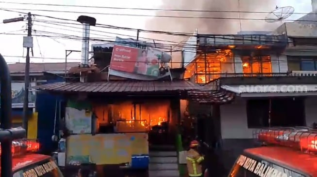 Api Membara Jelang Buka Puasa, 4 Ruko dan 2 Rumah di Balikpapan Hangus