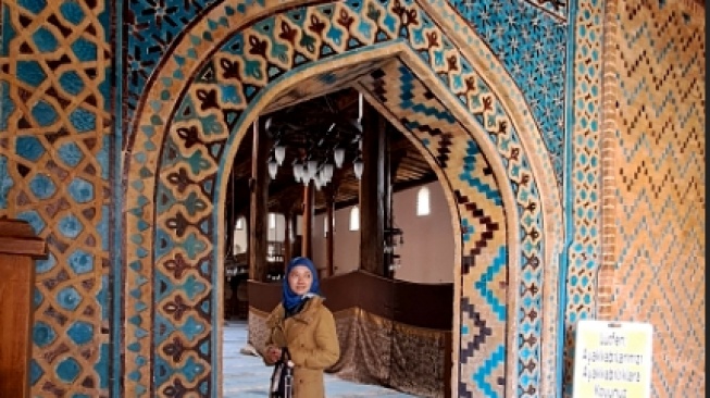 Penggunaan warna toska di masjid Beyehir Erefolu di Konya, Turki [suara.com/elizagusmeri]