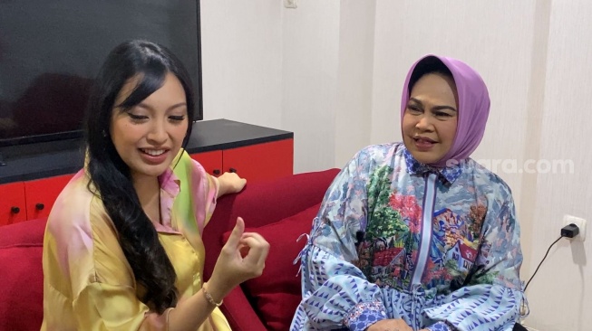 Hetty Koes Endang dan putrinya, Afifah Qamariah di Studio 41, Tendean, Jakarta, Senin (1/4/2024) [Suara.com/Adiyoga Priyambodo]