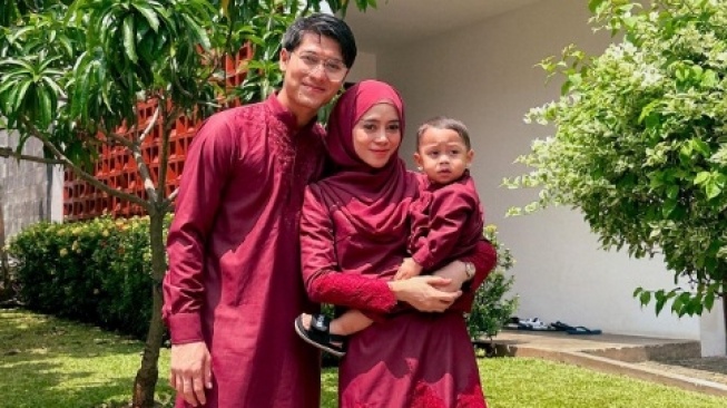 6 Inspirasi Baju Lebaran Artis: Bisa Buat Couple, Keluarga, Hingga Jomblo