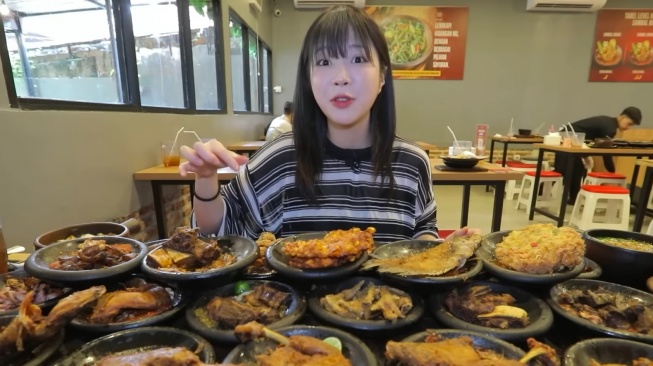 Saat YouTuber Asal Korea Selatan, Tzuyang Mukbang 28 Menu Sambal Bakar Indonesia: Bikin Netizen Heran!