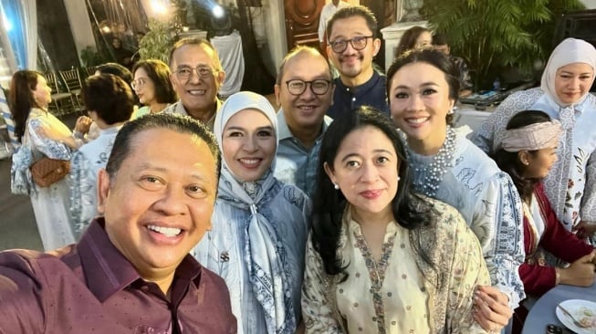 Waketum Partai Golkar Bamsoet bersama Ketua TKN Prabowo Gibran Rosan Roeslani dan Ketua DPP PDIP berfoto bersama. [Akun IG bambang.soesatyo]