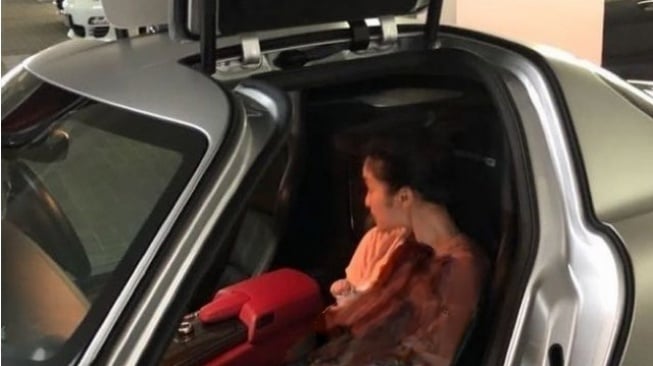 Sandra Dewi Istri Harvey Moeis Foto di Dalam Mobil Mewah Mercedes-Benz SLS AMG. (Foto: Tangkapan Layar/IG)