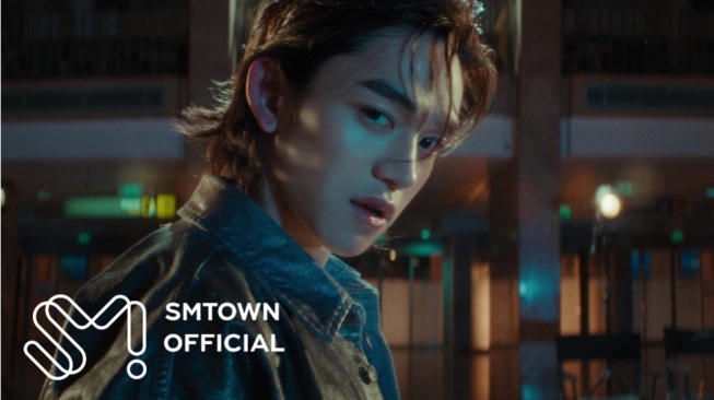 Resmi Debut Solo, Lucas Eks NCT Rilis MV Lagu Renegade dalam Dua Versi