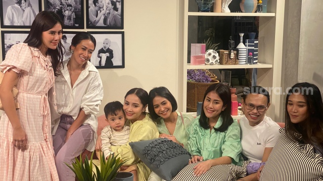 Syahnaz Sadiqah menghadiri acara launching produk kolaborasi dengan Nagita Slavina di kawasan Kemang, Jakarta Selatan, Senin (1/4/2024) [Suara.com/Tiara Rosana].