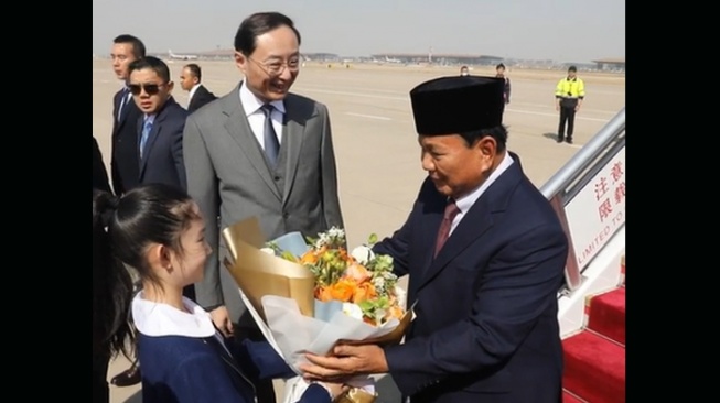 Momen Manis Prabowo Disambut Hangat Anak Kecil Saat Tiba di China, Warganet Jadi Terharu