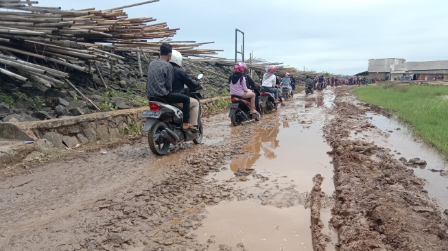 Jalan Muara Gadingmas, Labuhan Maringgai, Provinsi Lampung yang rusak parah. [Suara.com/Agus Susanto]