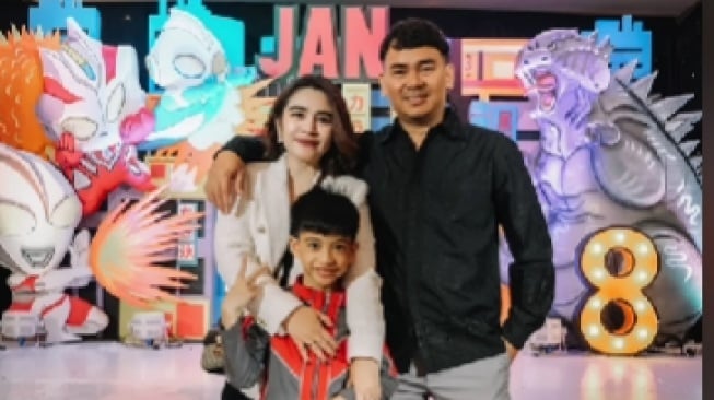 Kakak Selvi Ananda bersama suami di ultah Jan Ethes. (TikTok/@jimboengbakoelsoto)