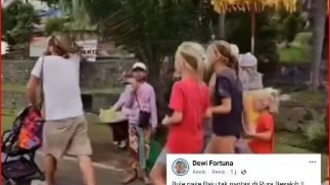 Viral Bule Rusia Diusir dari Pura Besakih, Hanya Pakai Celana Dalam Dan Tak Punya Tiket