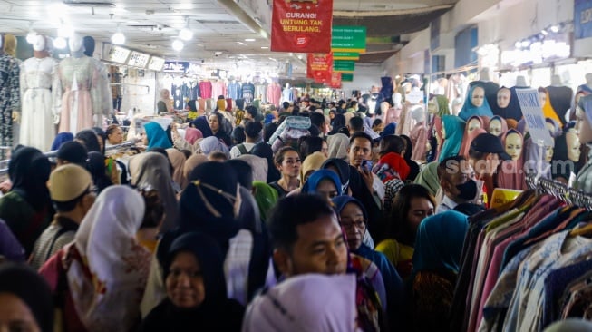 Warga memadati Pasar Tanah Abang untuk berbelanja kebutuhan lebaran di Jakarta, Senin (1/4/2024). [Suara.com/Alfian Winanto]