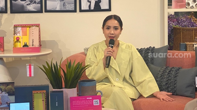 Nagita Slavina saat ditemui dalam jumpa pers produk kolaborasinya di kawasan Kemang, Jakarta Selatan, Senin (1/4/2024) [Suara.com/Tiara Rosana].