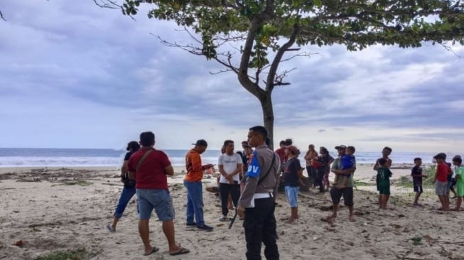 Warga Tangerang yang Tenggelam di Pantai Biha Pesisir Barat Masih Dalam Pencarian