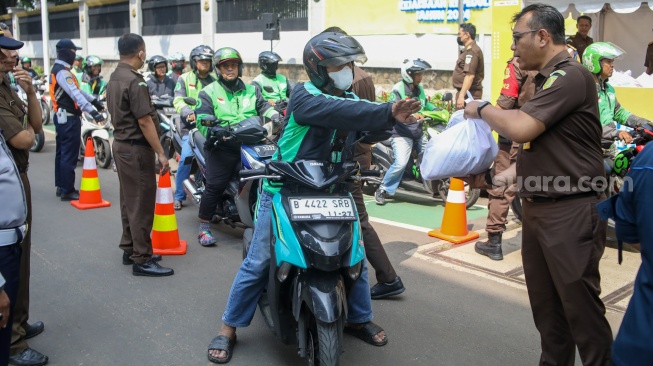 Kejagung Bagikan 1.000 Sembako, Ojol hingga Sopir Bajaj Antre