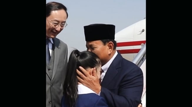 Menhan Prabowo Memeluk Anak Kecil Saat Tiba di China. [TikTok  tumgrd]